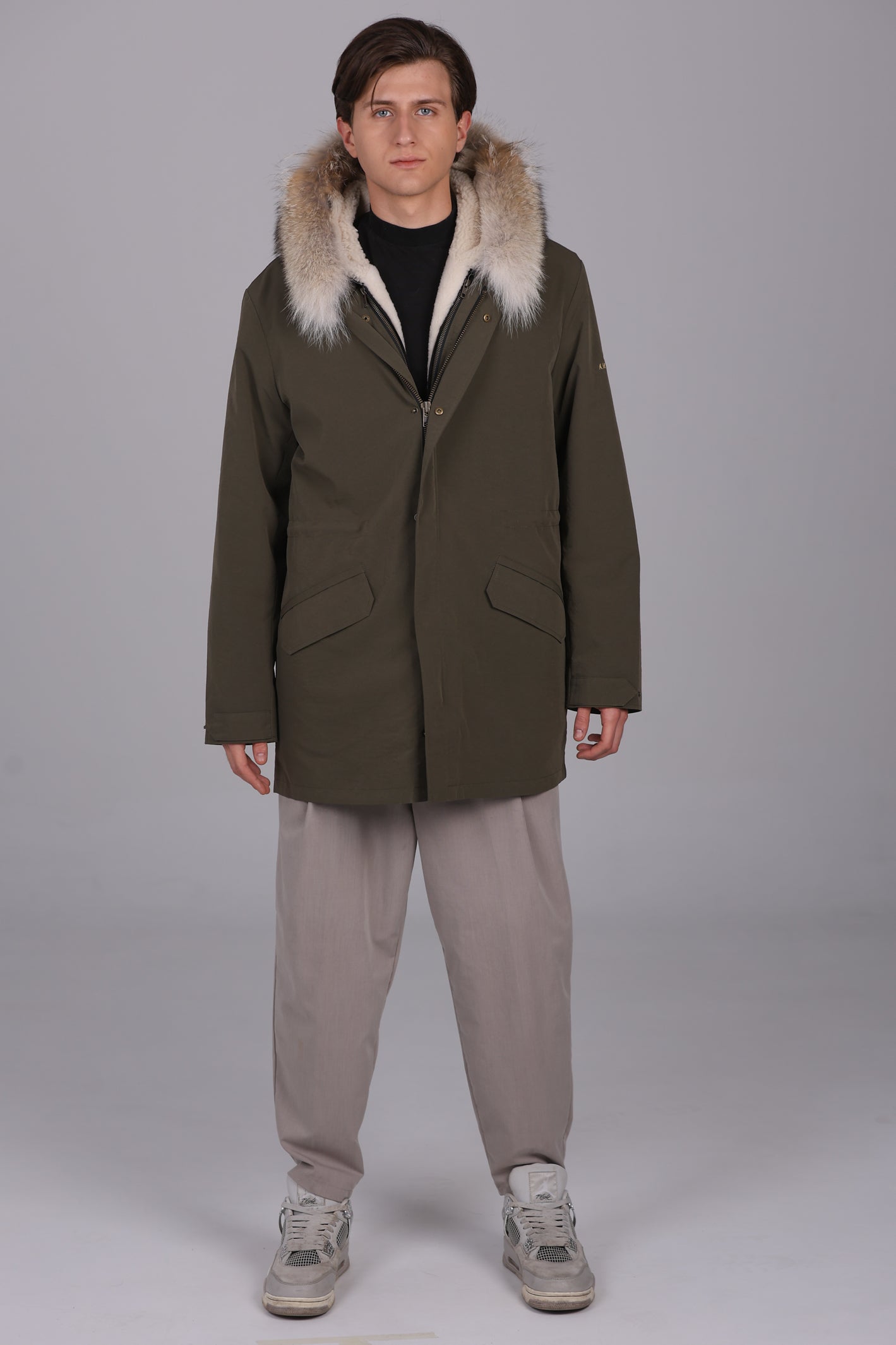 Langer Parka aus wasserfester Coyote-Baumwoll-Lammfell-Mischung