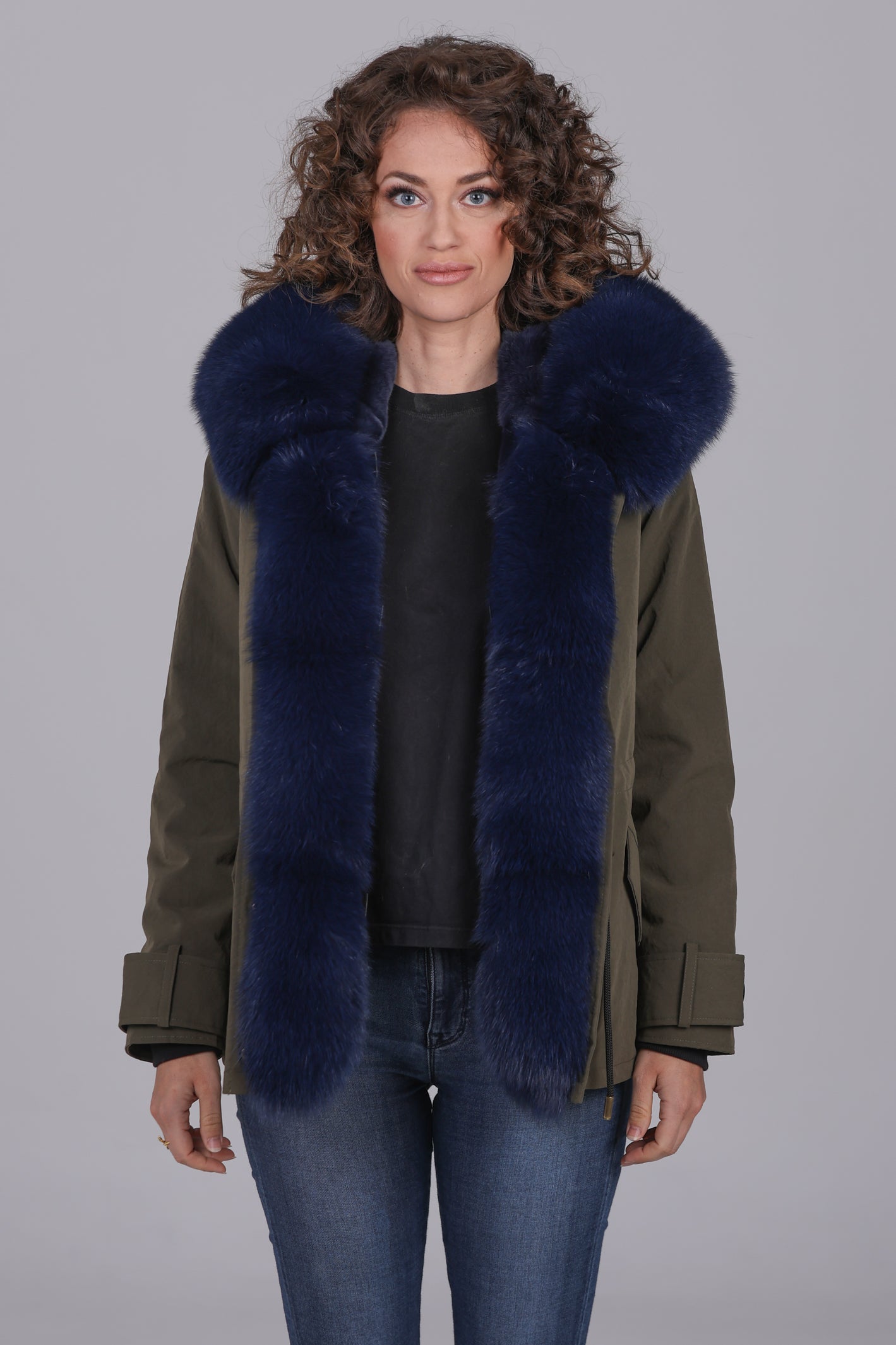 Kurzer blauer wasserdichter Parka aus technischer Baumwolle